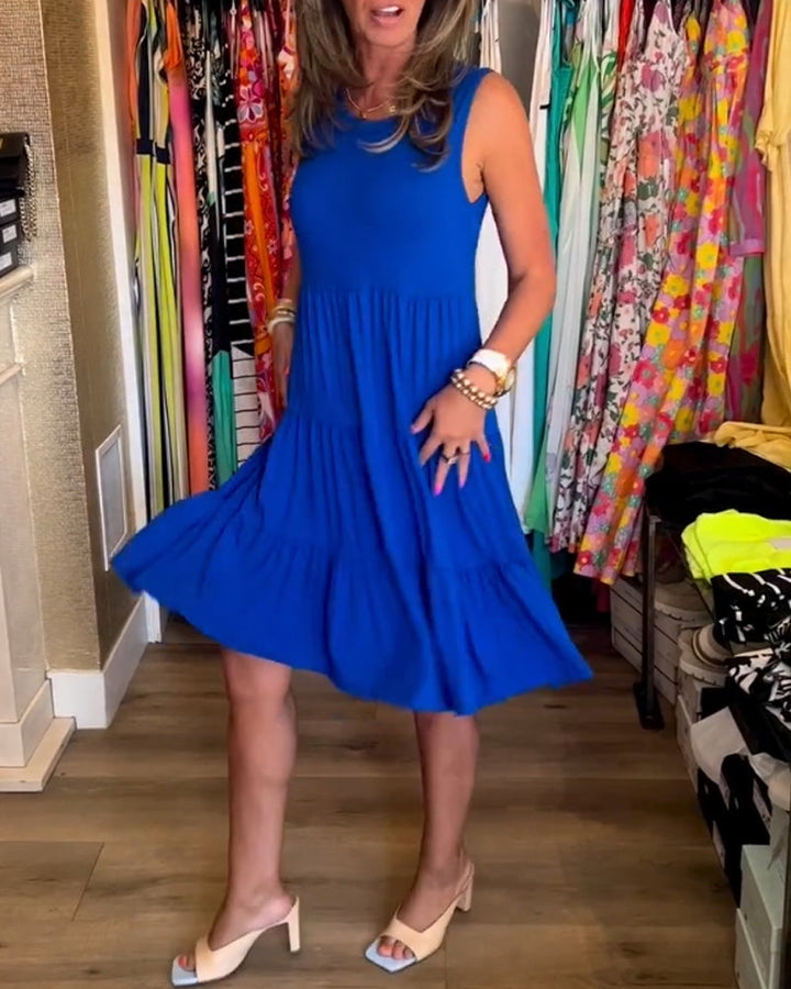 Robe à coupe plissée et sans manches